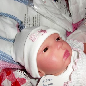 New Born wit mutsje met( handjes rose)