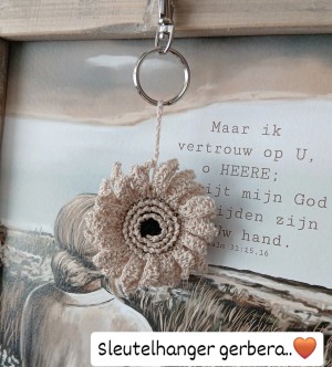Gerbera sleutelhanger gehaakt met label foto plaatje  kleur: linnen 