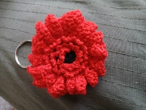 Gehaakte sleutelhanger gerbera  (klaproos kleur) rood. Inclusief foto plaatje label. 