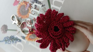 Gehaakte sleutelhanger gerbera bordeaux rood. Inclusief label foto plaatje 