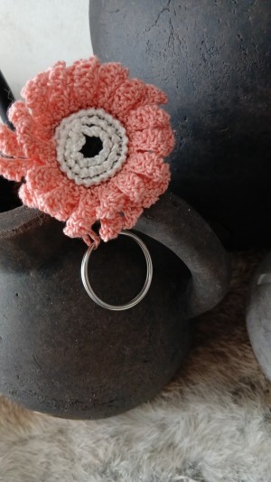 Gehaakte sleutelhanger gerbera licht roze met ivoor/zwart hartje  en cadeau label foto plaatje hartje
