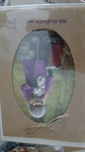 Foto kaart meisje met koffer en knuffel. 